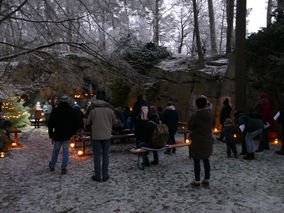 Waldadvent in der Fatima-Grotte (Foto: Karl-Franz Thiede)